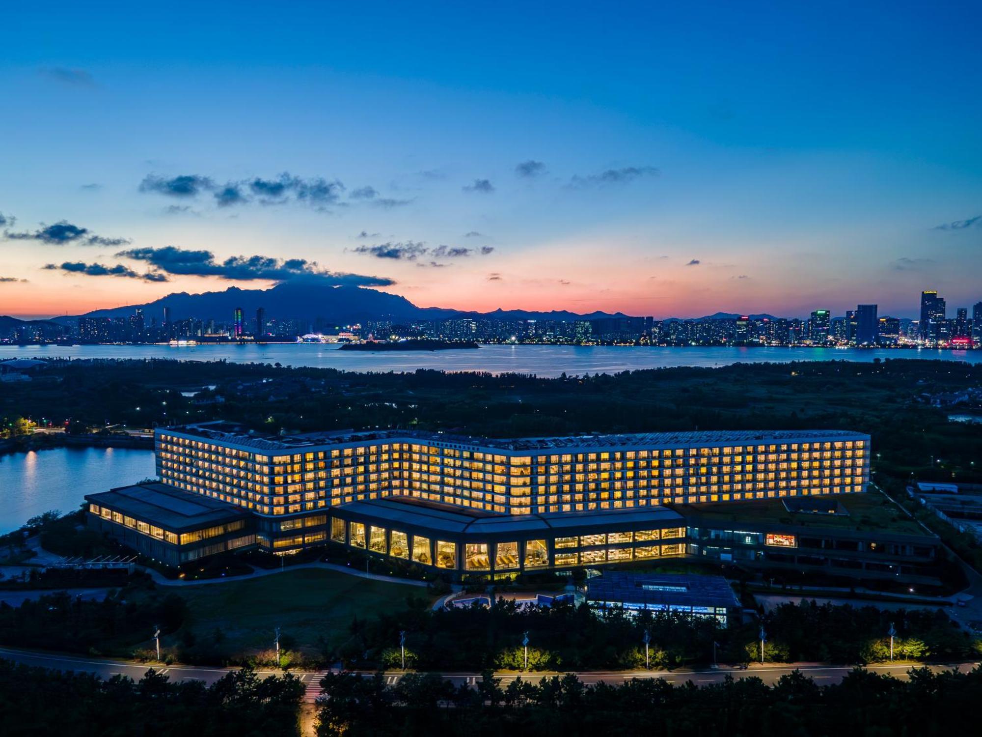 Wyndham Grand Qingdao Hotel Buitenkant foto